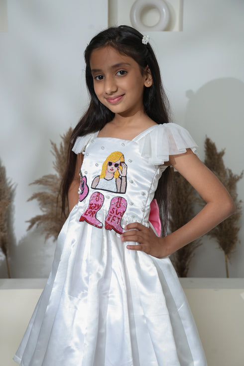 TAYLOR SHIFT WHITE DRESS